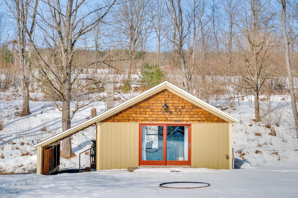 Hike, Fish & Boat: Waterfront Cabin in Ryegate!
