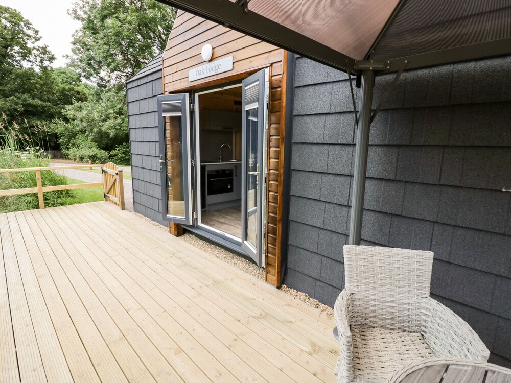 Oak Lodge At Bridge Lake Farm & Fishery