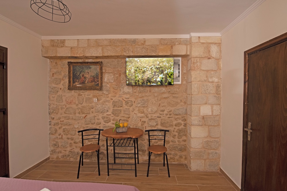 Arionos Rooms