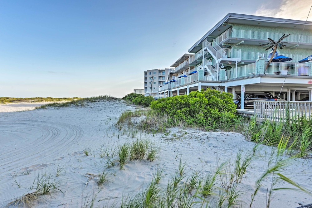 Wildwood Crest Condo w/ Pool: Walk to Restaurants!