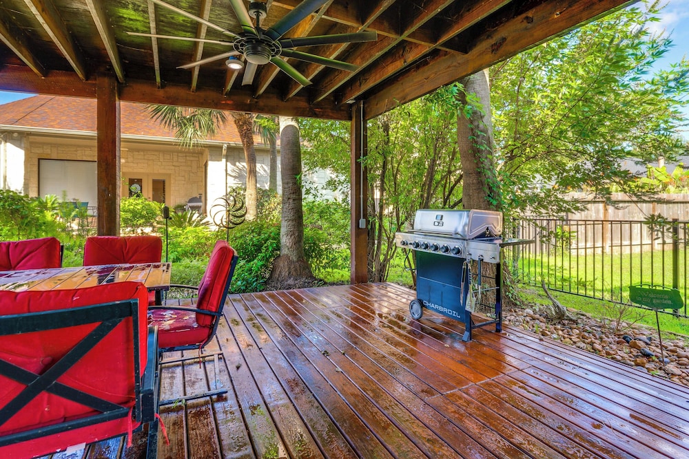 Waterfront Lake Conroe Home w/ Pool Access!