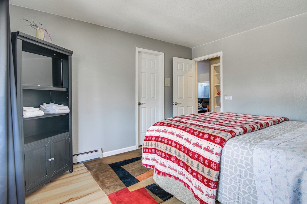 Private Hot Tub, 4 Mi to Usafa: Cozy Apartment!