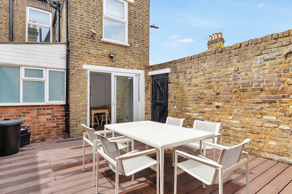 Charming Golborne Escape