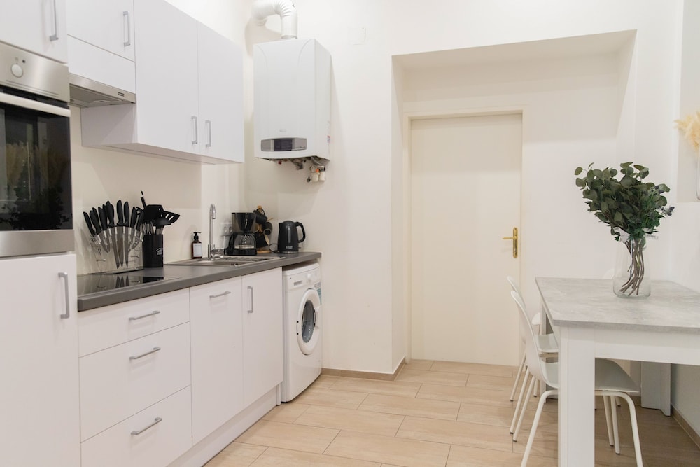 City Apartment - 5 min to Metro