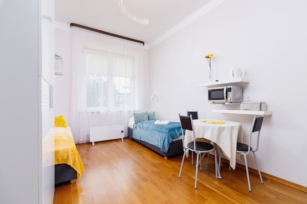Studio Krowoderska Kraków by Renters view 3