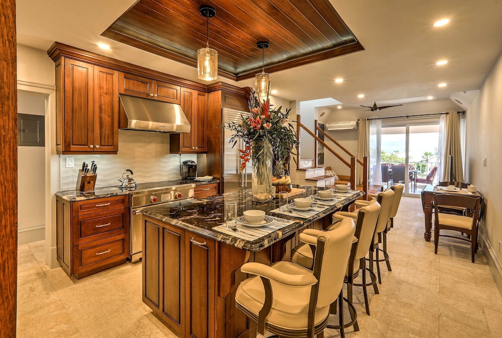 Walk to Beach: St Thomas Condo w/ Balconies