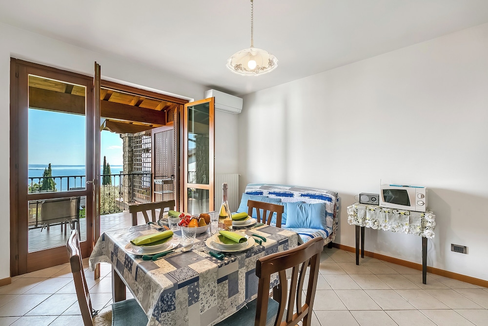 Julia's House With Lakeview and shared pool