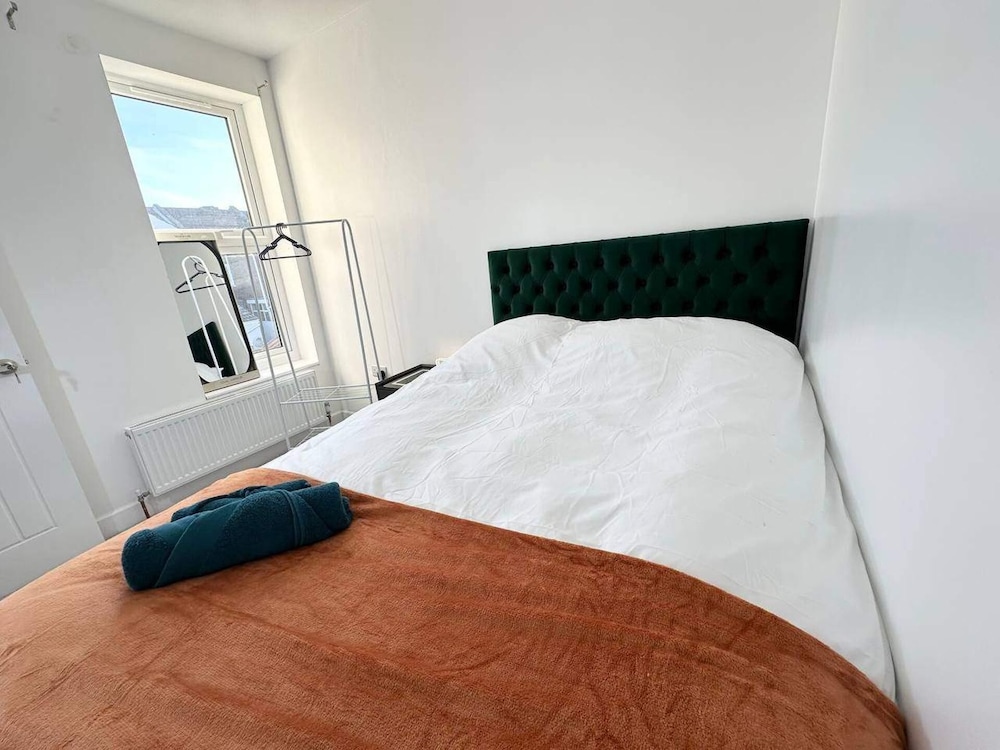 Southsea 5-bed Seaside Retreat- Sleeps 11 & Garden