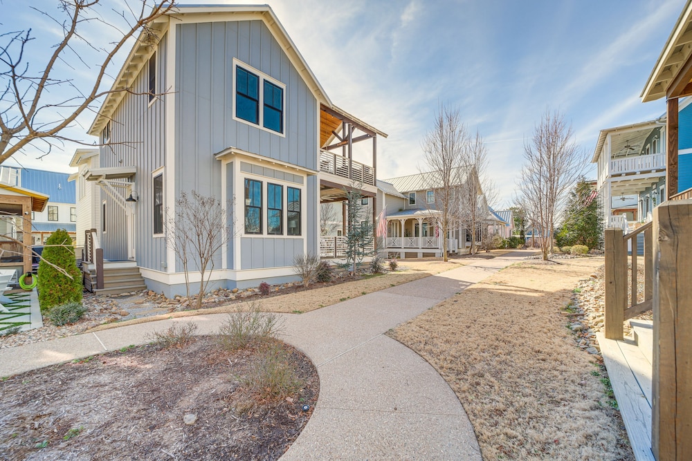 Cozy Carlton Landing Home - Pools & Lake Access view 4