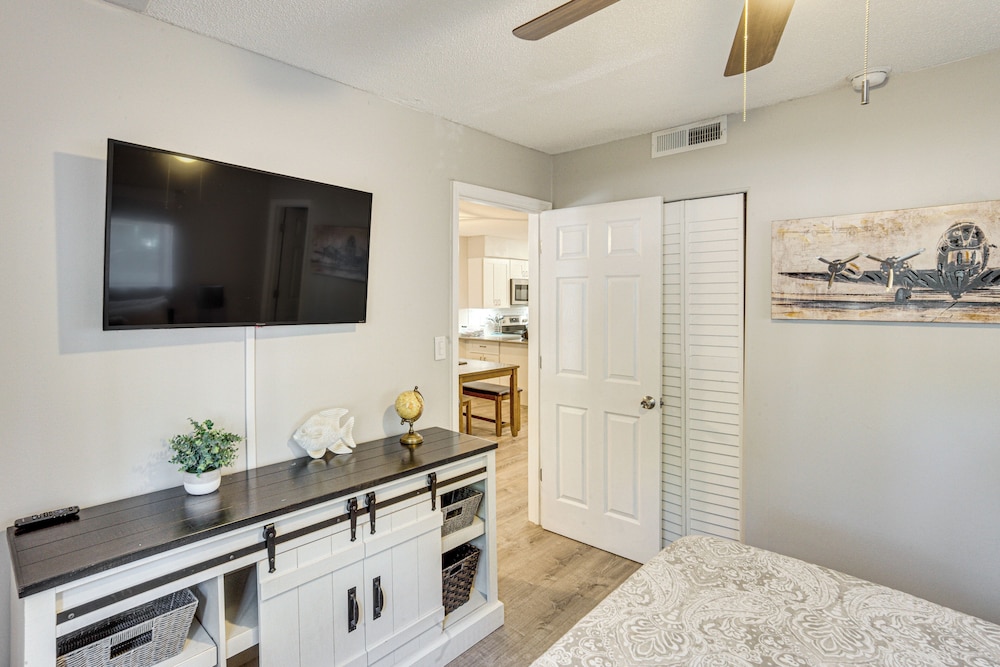 Access to Folly Field Beach & Pools: Coastal Condo