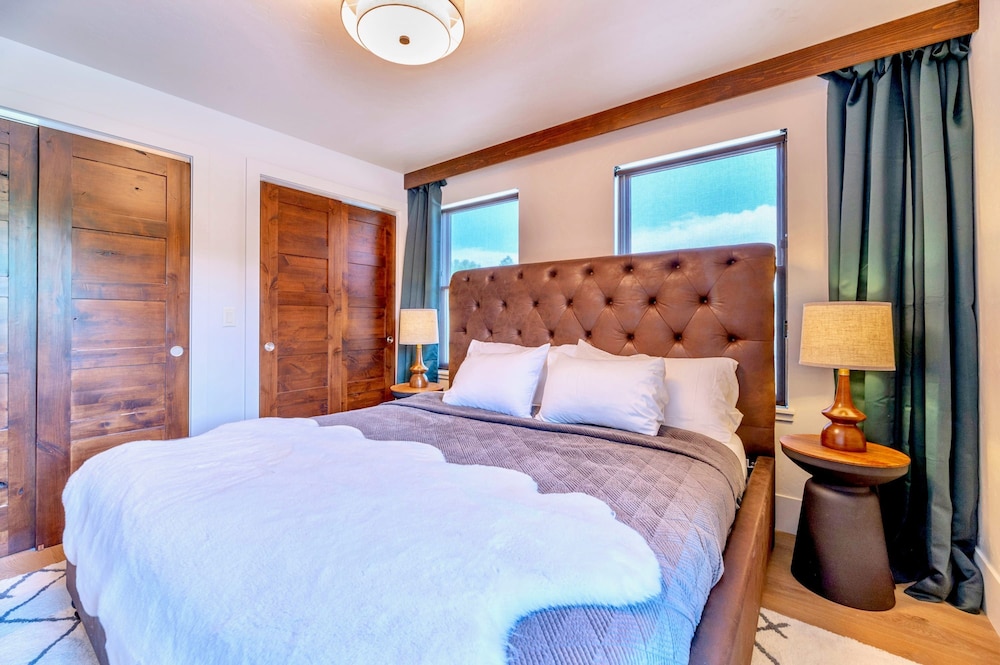 Luxury 2BR Mountain Townhouse w Picturesque Views