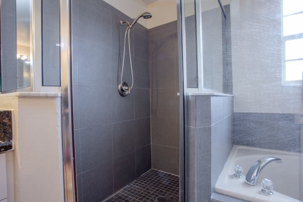 Cheerful 5 bed - 4 Bath Spacious Home