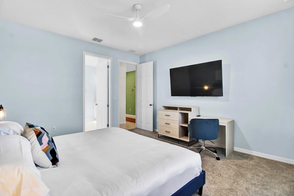 Sleeps 20! 9bdr, Star Wars-themed Game Room, Pool, Hot Tub Nassau by Avantstay