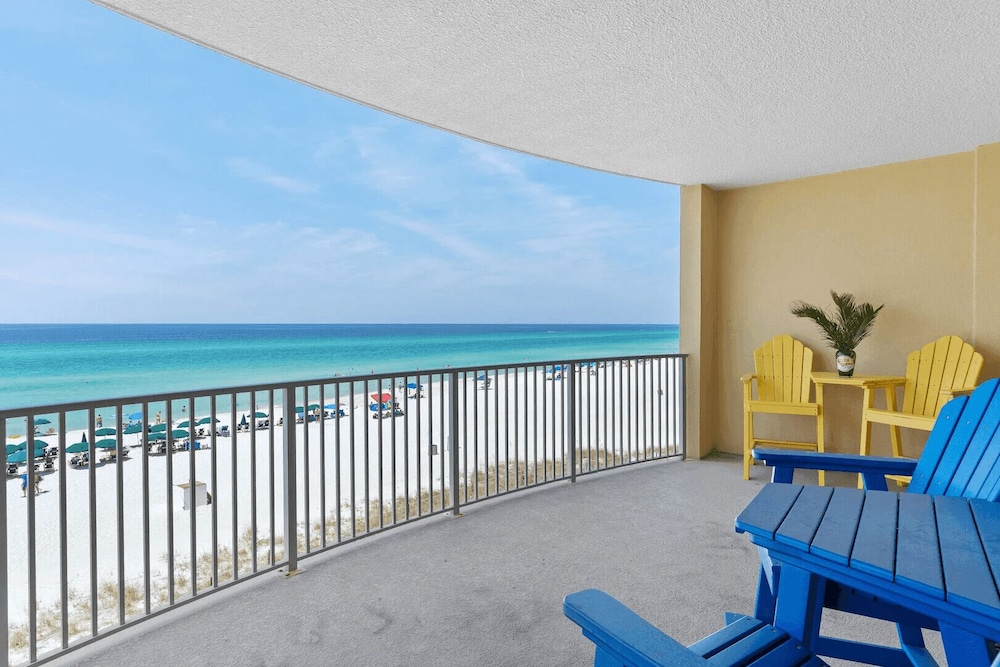 Emerald Isle Resort 405 by Avantstay Beachfront, Beach Chairs + Pool Access