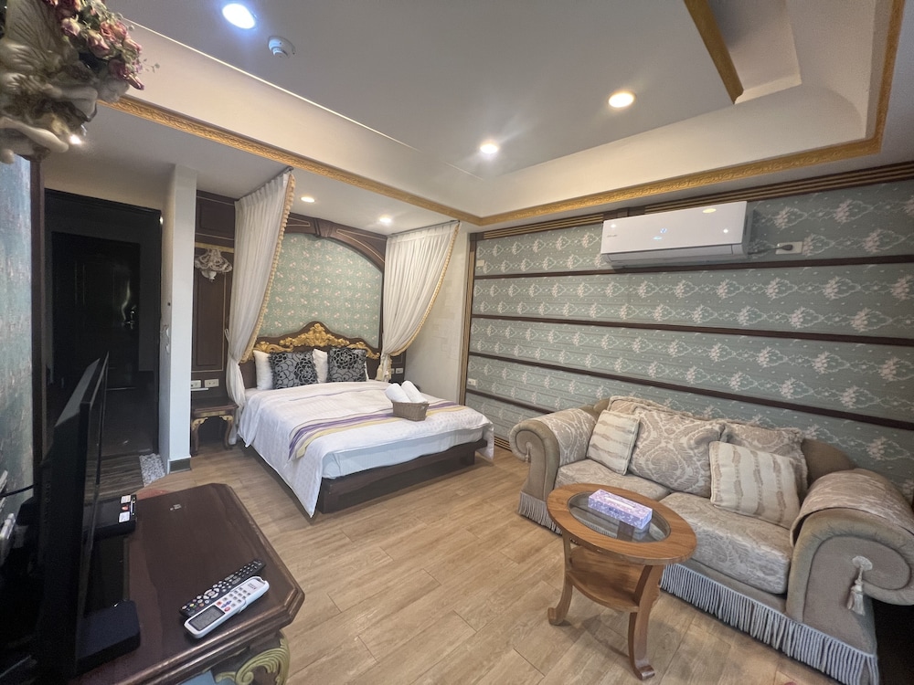 Ming-Jun Holiday Inn