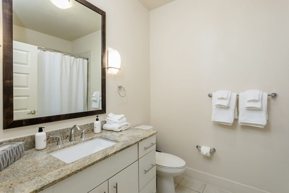 Renew Tanglewood 3-bedroom in Uptown Houston