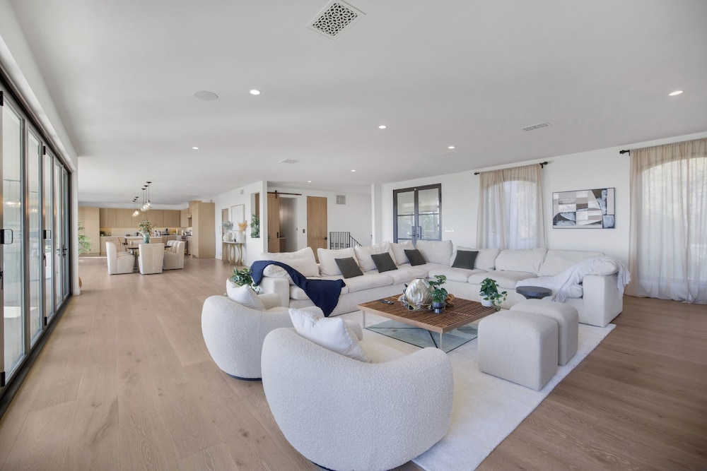 Villa Solea - Mulholland Retreat w/ Pool, Spa & Iconic LA Views