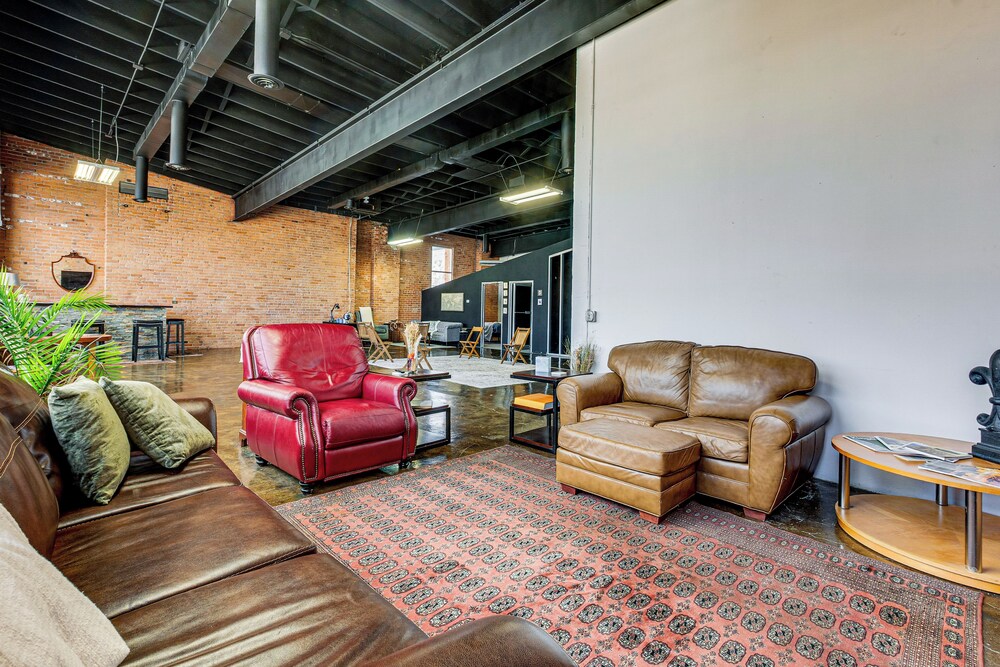Walk to Huntington Center: 5,000-sq-ft Dtwn Apt