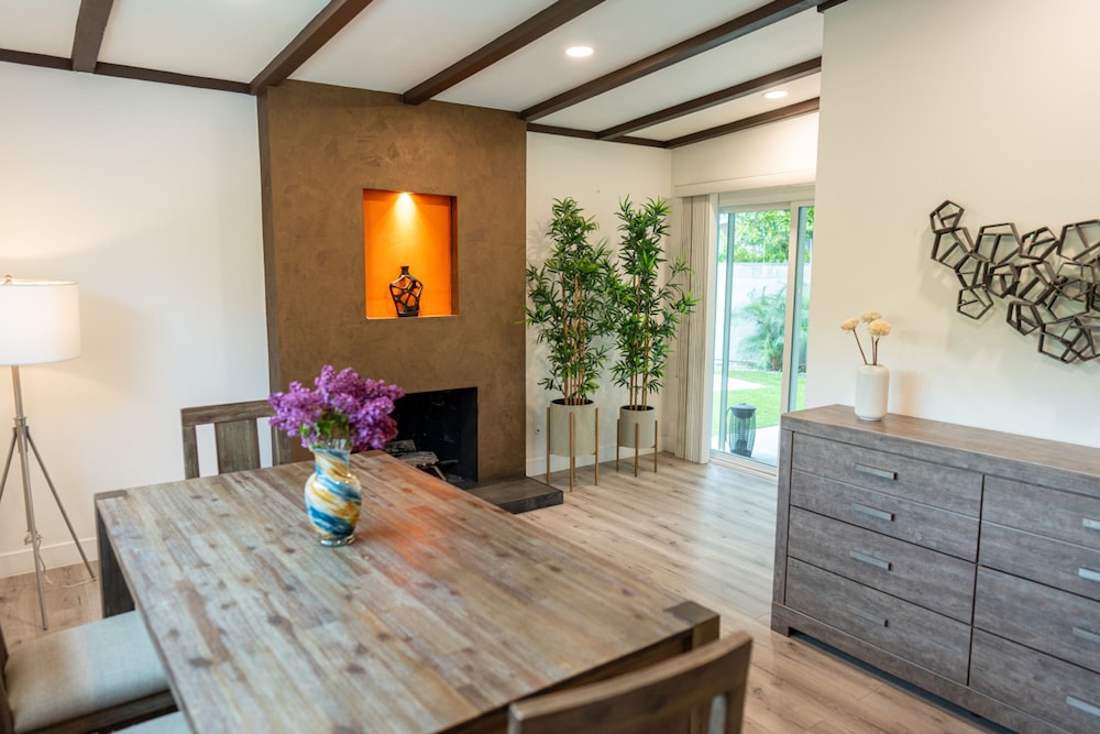 Upscale Upgraded Beautiful Spacious 3BR House in Encino Fully Renovated With Garage Very Large Fenced Yard Patio AT END OF Cul-de-sac p84
