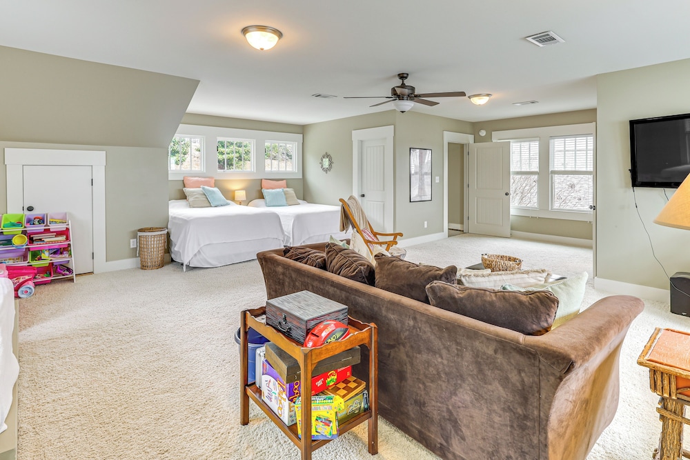 Boat Dock & Stunning Views: Lake Martin Retreat!