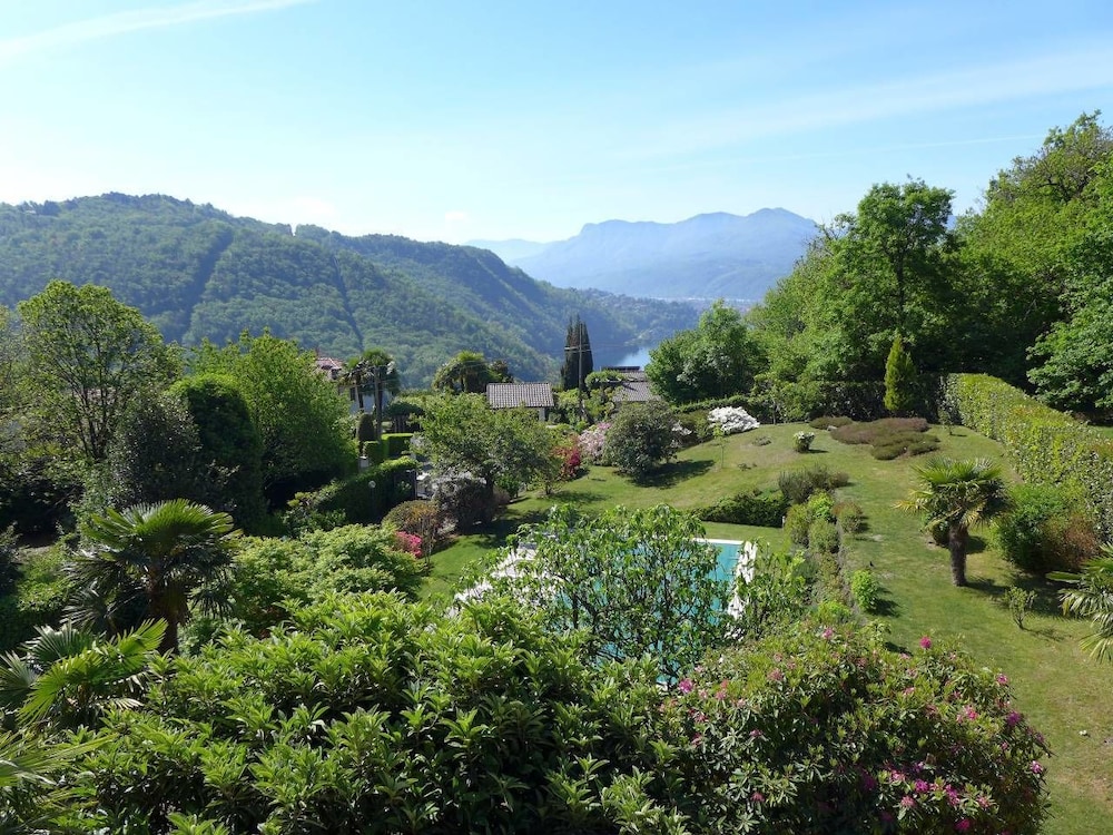 Stunning 4 bed Villa With Private Pool, Bbq, Wifi, Lake Views, Walking Distance to Restaurant view 4