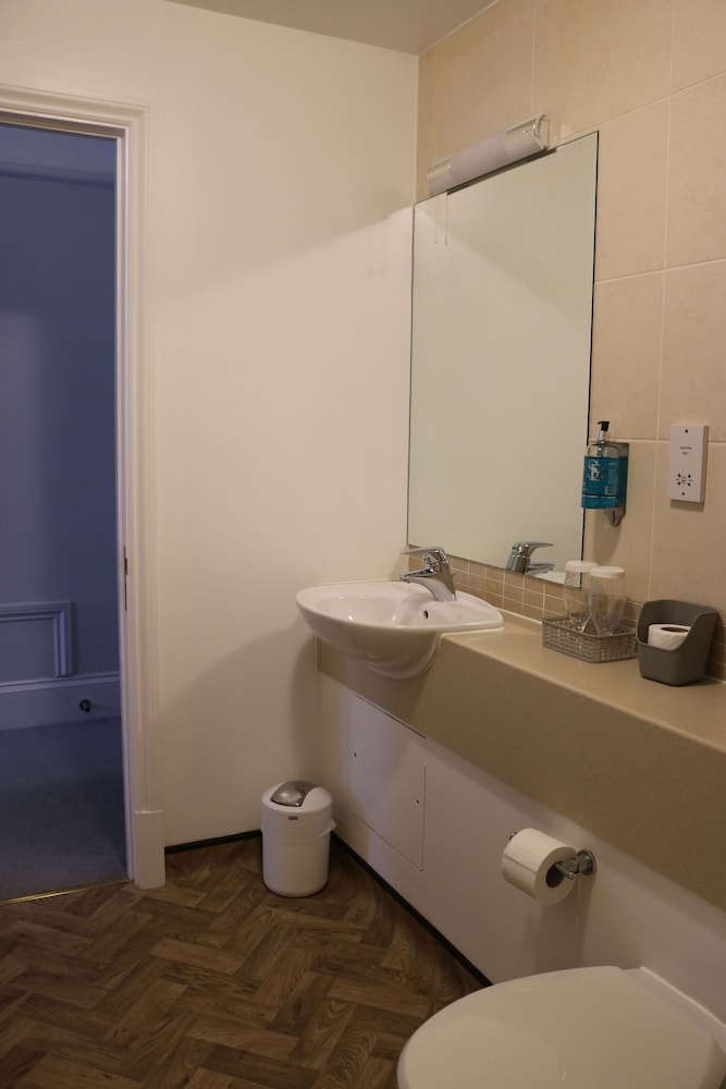 Norfolk Arms Hotel