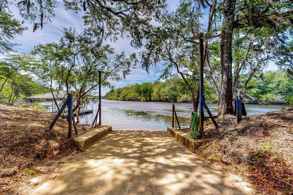 Dog-friendly Riverfront 3BR w/ Fire Pit & Dock