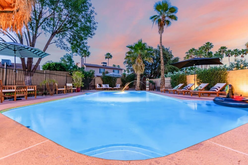Tiki Paradise w Htd Pool Putt Grn Tiki Bar