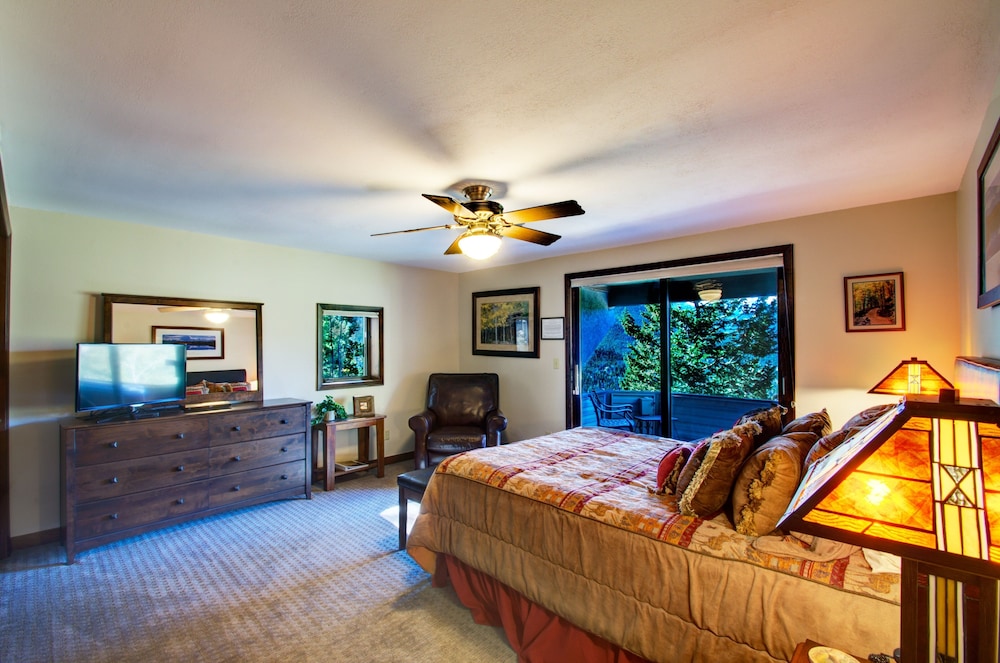 Frost Luxury Vacation At Windcliff 3 Bedroom Home by RedAwning view 2