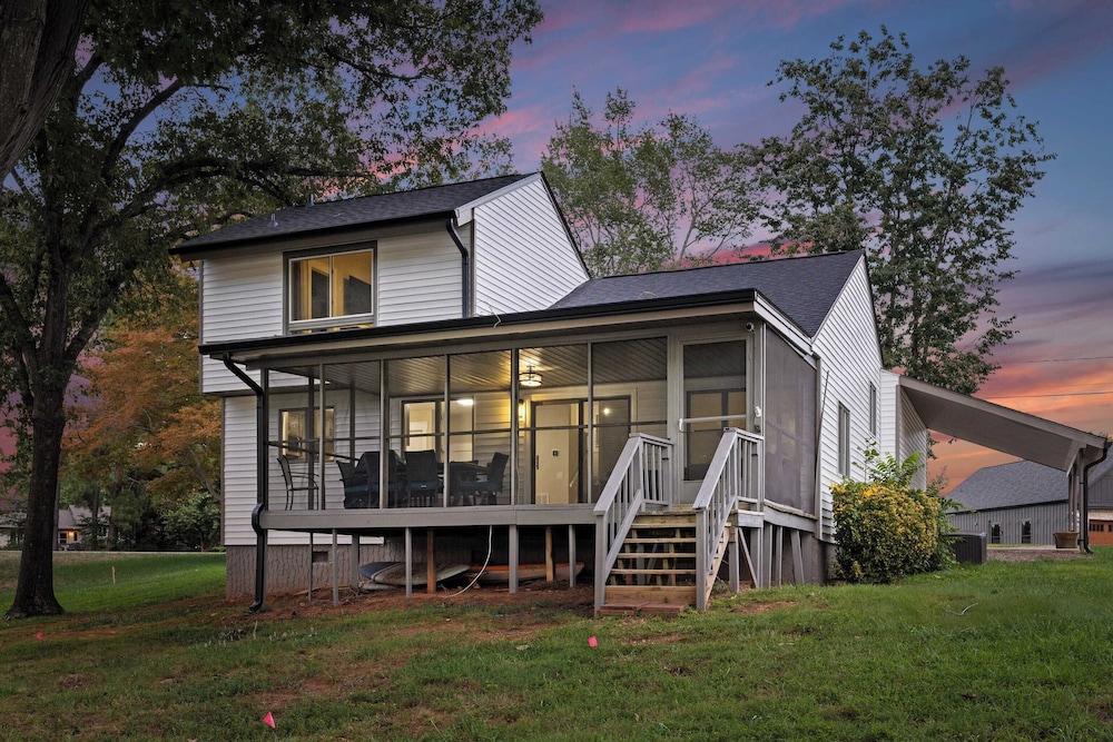 Lake Norman Waterfront Home w/ Covered Porch, Sunset Views & Easy Access to Dining, Shopping & Uptown Charlotte Adventures Sunsets on Shoreline