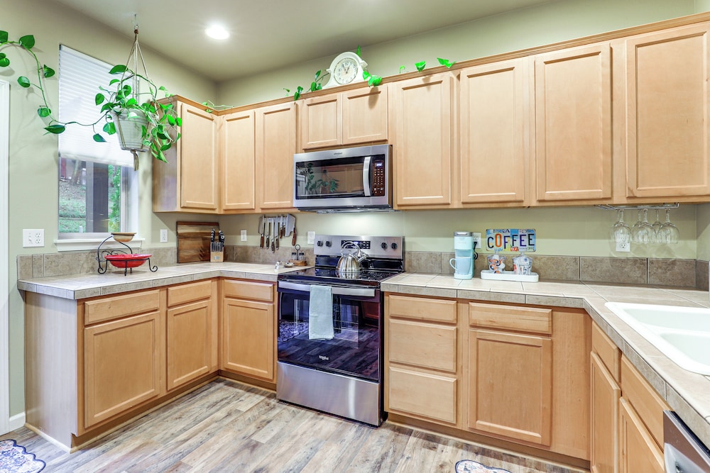 Walk to Mcmenamins Edgefield: Inviting Townhome!