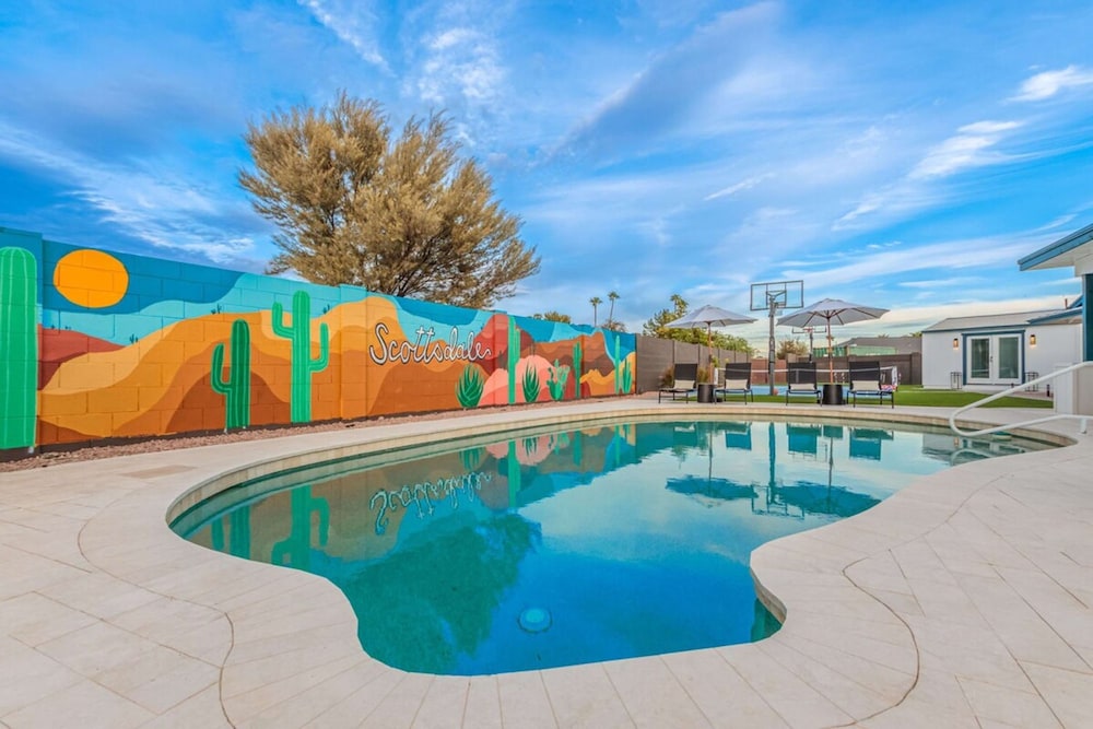 The Monterey Resort Style Pickleball Pool Putt