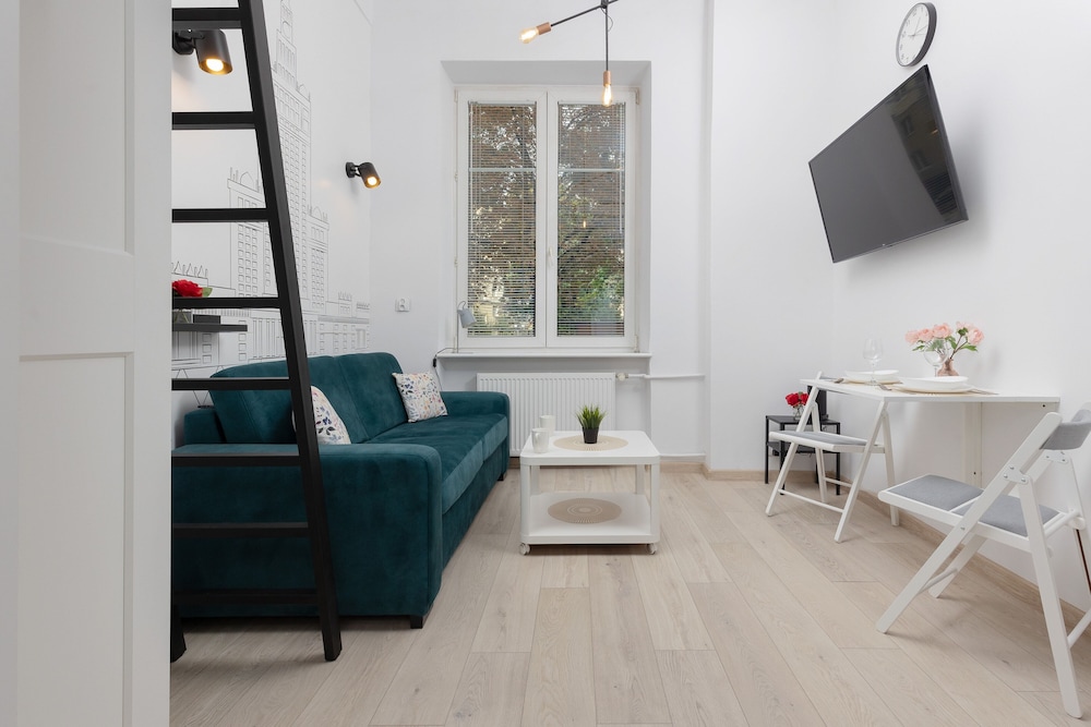 Aleja Wyzwolenia Studio by Renters view 4