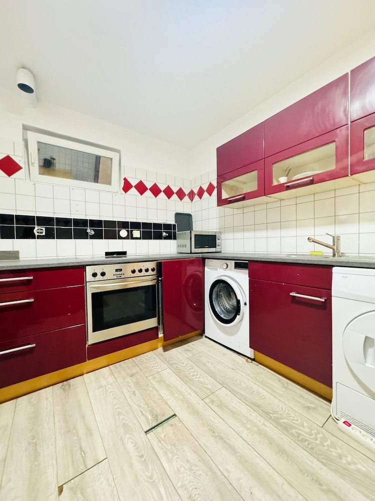 Spacious Home & Garden Free Parking