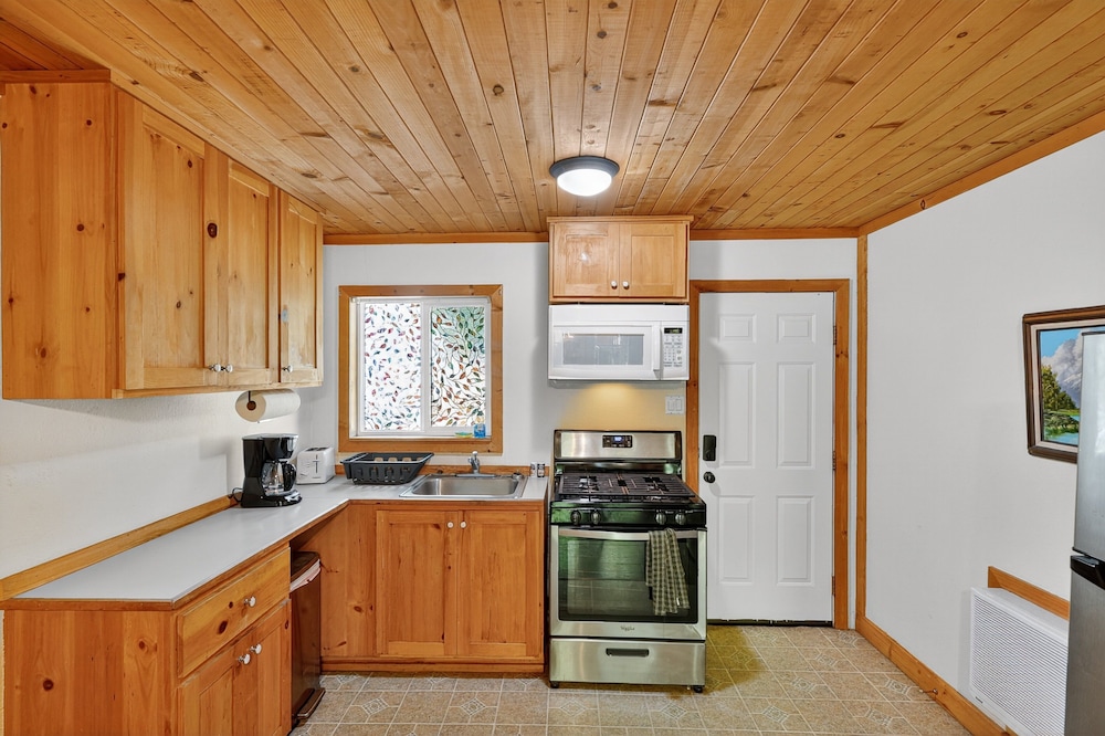 Rouge Cobb Mountain Hotel - Cabin 1