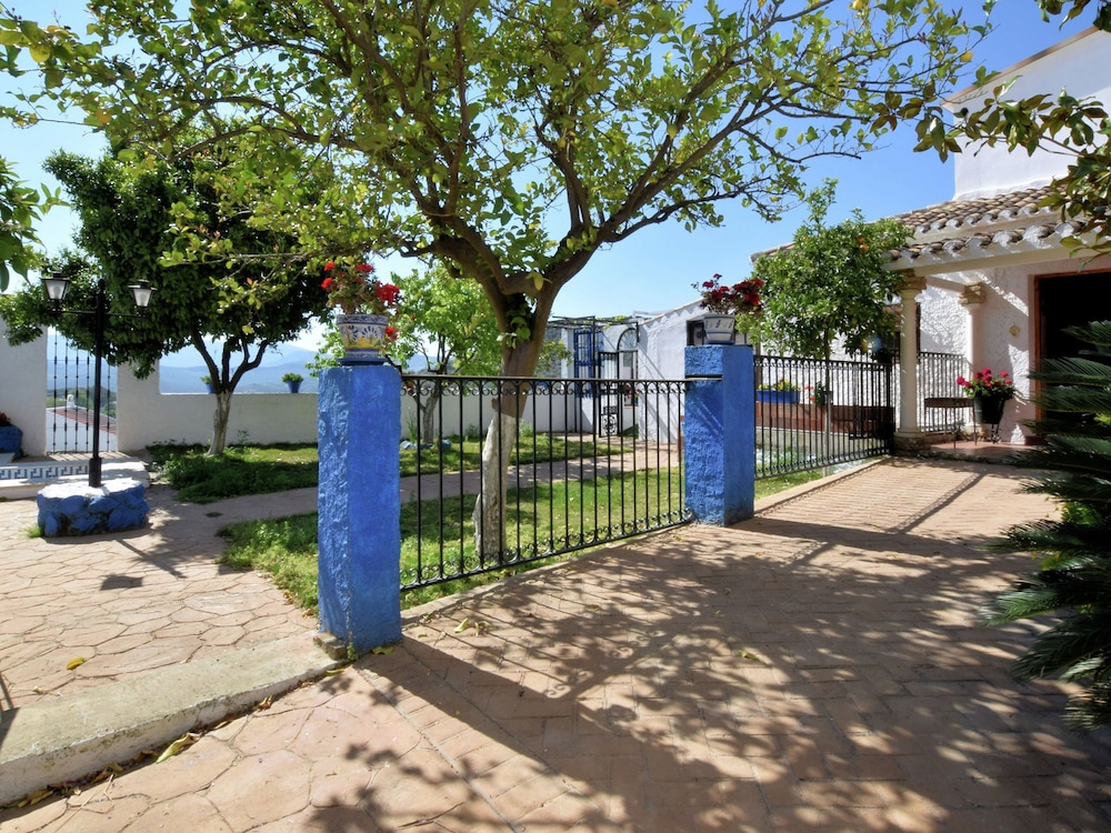 Andalusian House With Private Pool in the Picturesque Village of Zagrilla Alta photo 3