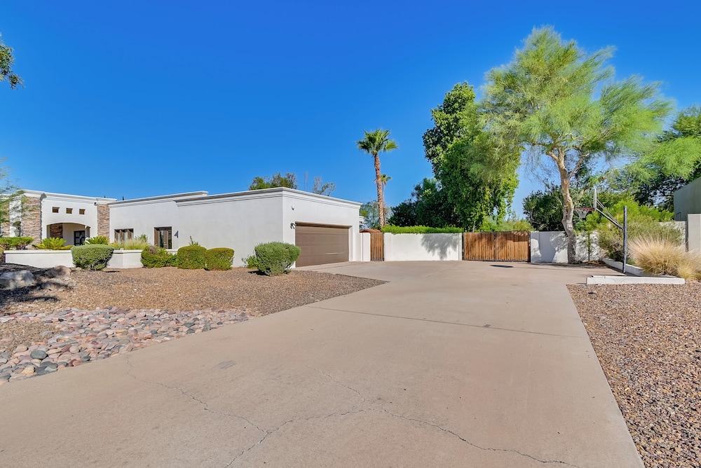Private Paradise Valley Oasis: Hot Tub, Large Yard