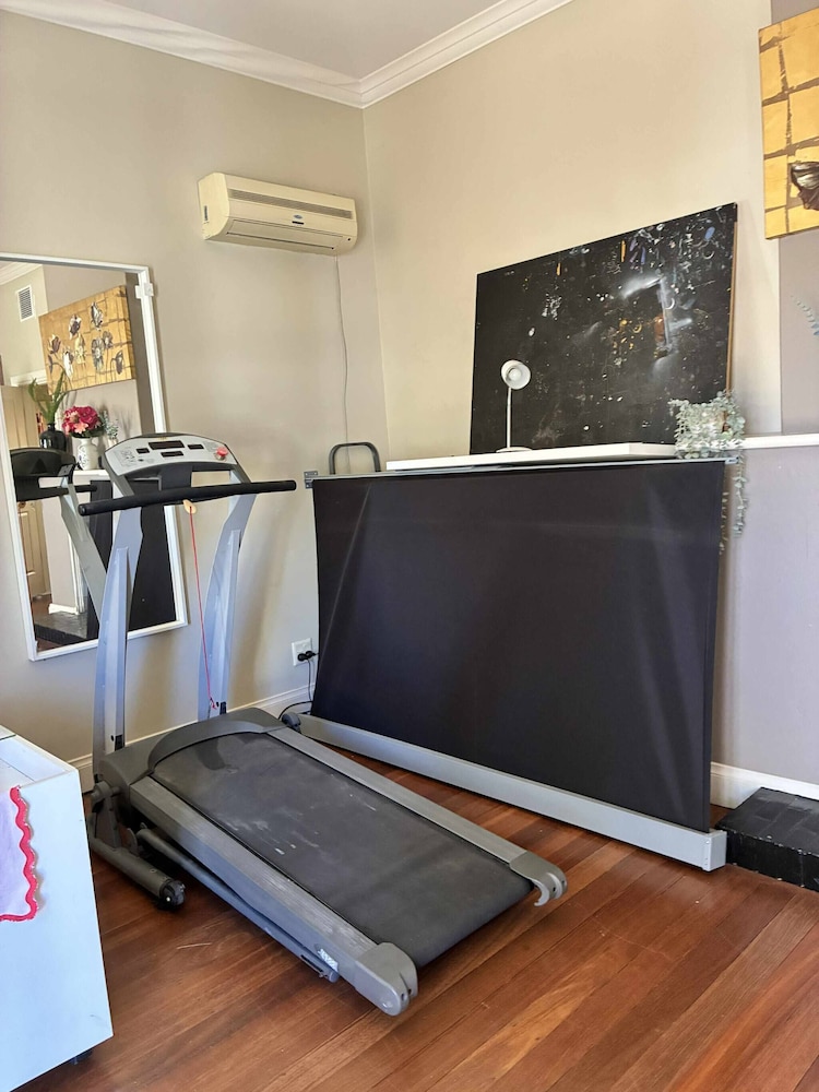 Cozy Tusmore Apartment With Private Garden City View Near Burnside Village Mall