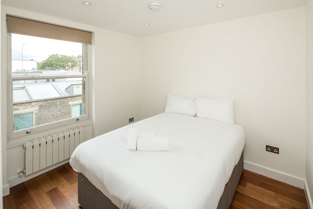 Luxury 2BD Apartment in Holland Park