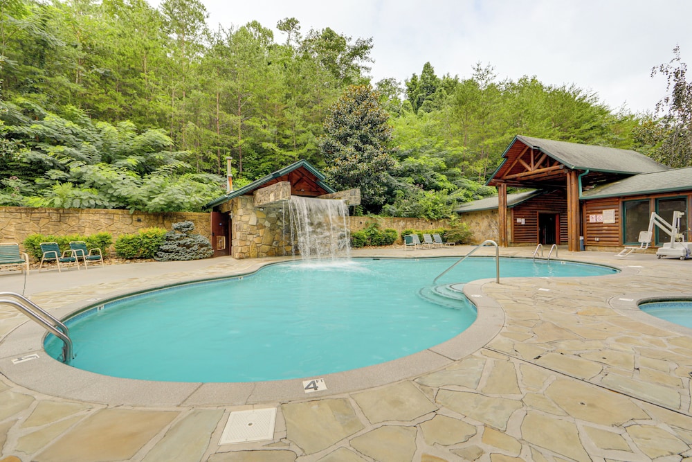 1 Mi to Dtwn Gatlinburg: Hot Tub Haven in Smokies!