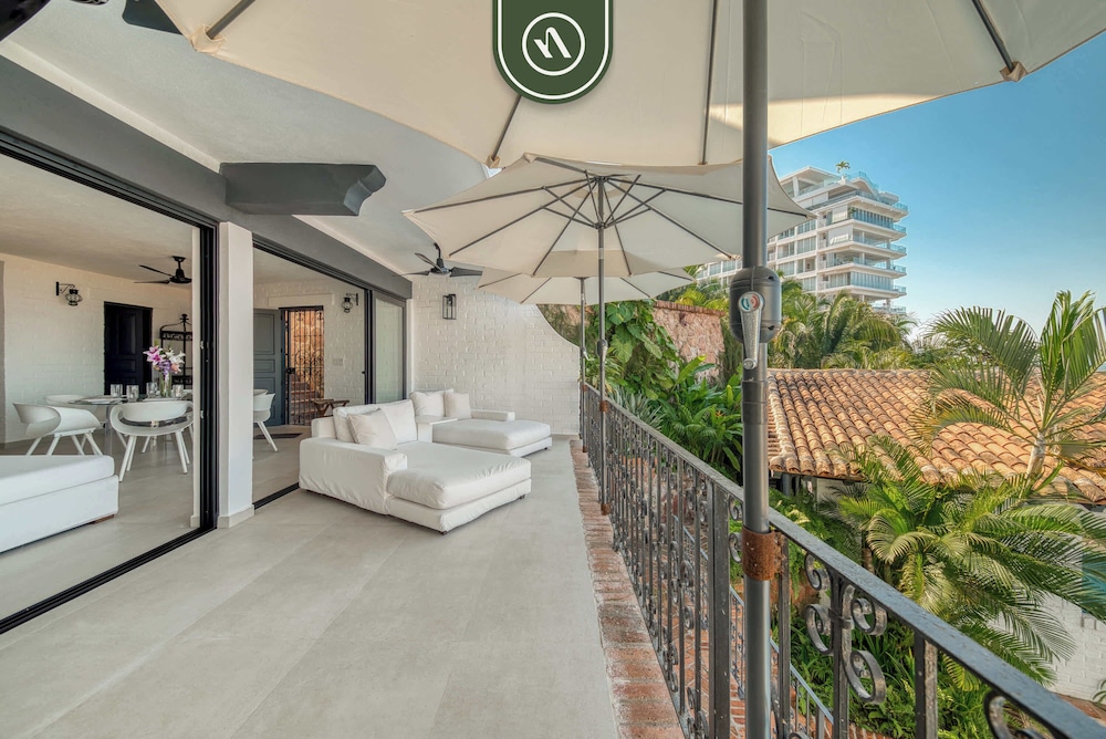Oceanview 2 BR Unit- Steps Away From Beach - Pool