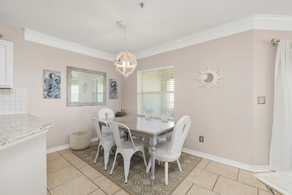 Seaside Haven: Stylish Condo, 3 Pools New Rental
