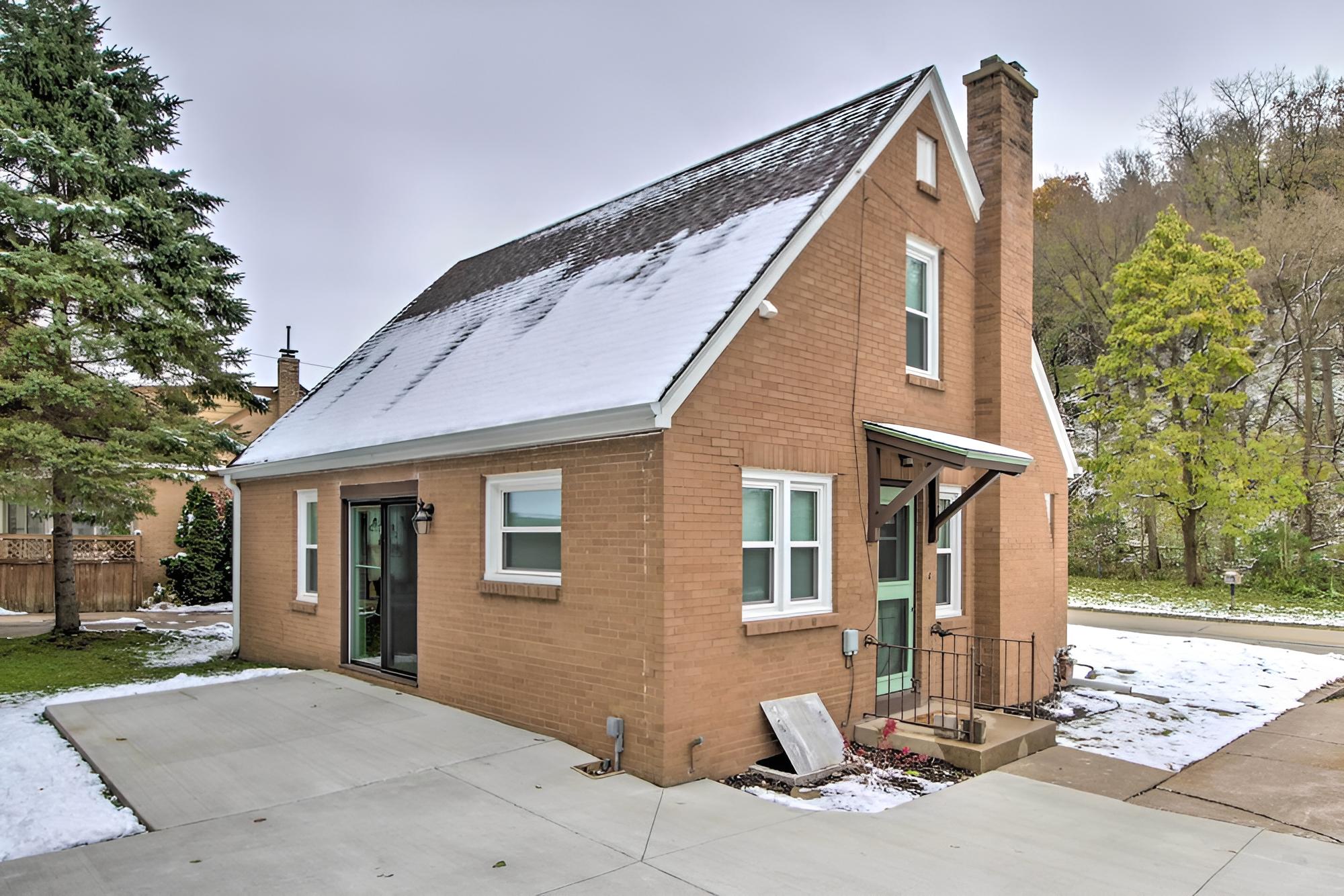 Renovated Historic Home < 1 Mile to Eagle Point! view 4