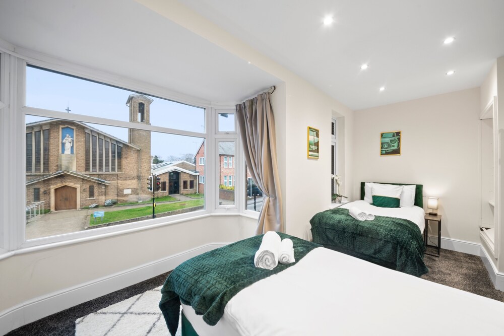 Large 5 Bedroom-free Parking-great Transport Links