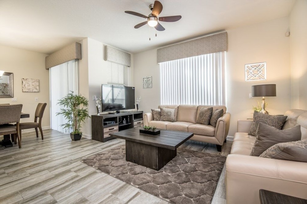 Amazing 4 Bedroom Storey Lake Townhouse by Redawning - Image 5