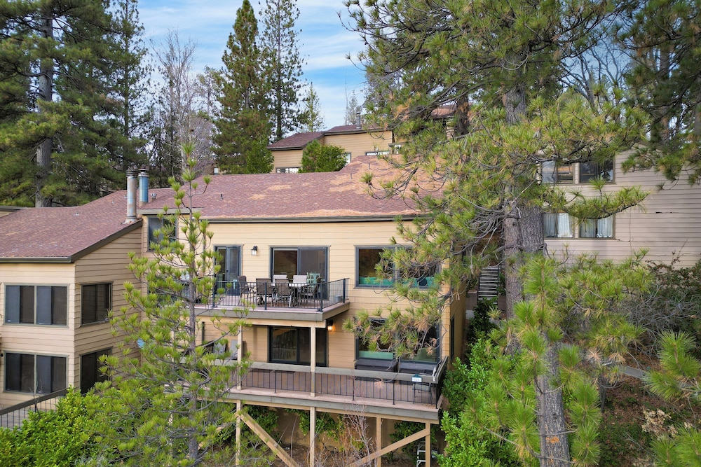 Arrowhead Lakeside Escape by Avantstay 3min Walk to Lake, Private Beach Access