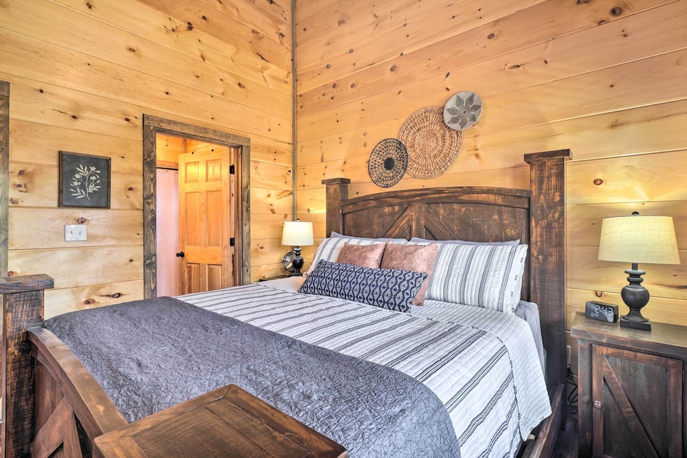 Pigeon Forge Cabin: Private Hot Tub & Views! view 3