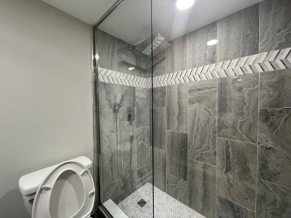 Bloomington Vacations - The Chateau Hotel and Conference Center - Property Image 70