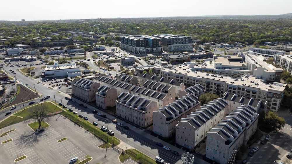 Modern Home, Private Balcony, Near Rainey & Lady Bird Lake Haus of Z