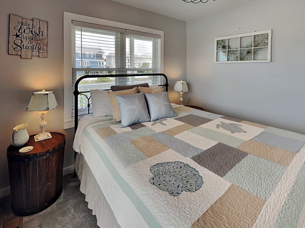 Salty Seahorse by Topsail Realty